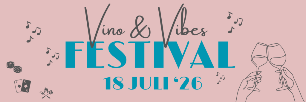 Banner_„Sommerliches Weinfest mit Gästen im Garten, Weingläser in der Hand, entspannte Stimmung und Feuerschale im Hintergrund beim Vino & Vibes im Weingut Wasem Doppelstück“