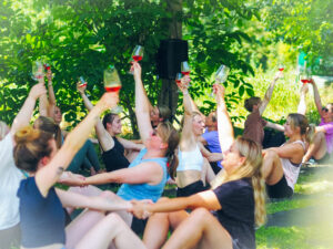 Weinyoga im Hotelgarten im Sommer